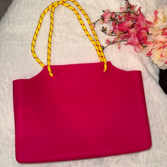 NWOT Sol de Janeiro Vibrant Pink Tote with Yellow Rope Handles - Picture 2 of 7